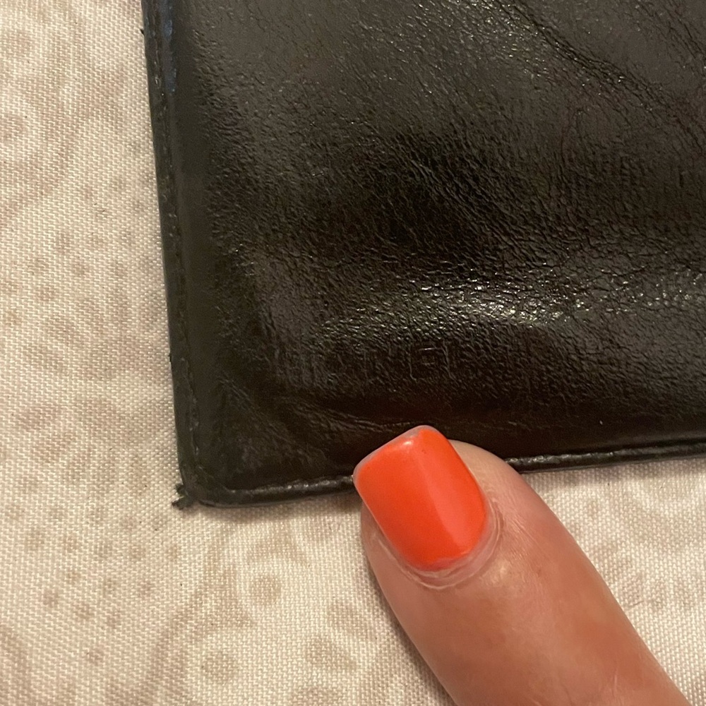 💕CHANEL
Caviar Kisslock Wallet - Picture 12 of 12